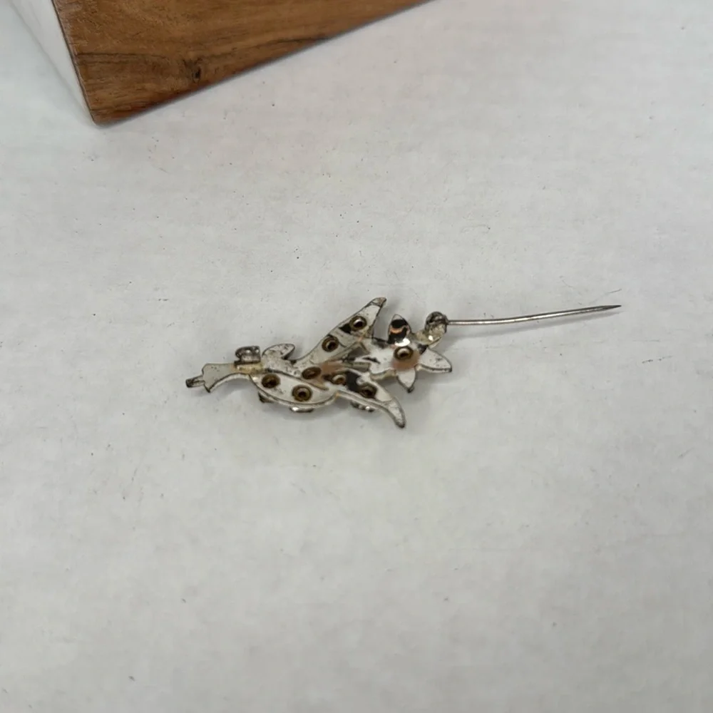 Vintage 1940s rhinestone and Silver Floral Brooch lot B14